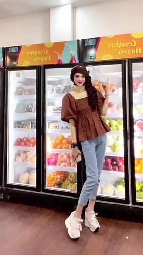 Exploring Vibrant Fruit Displays in Grocery Stores