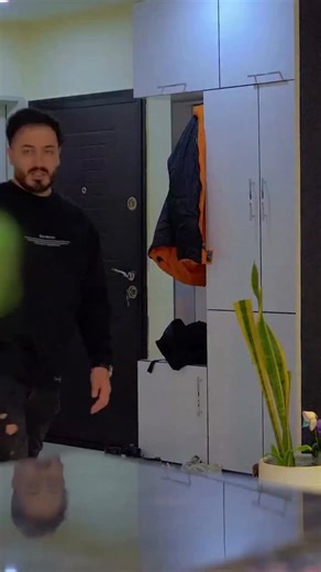 ‎کامی‎ on Instagram: "日本利用压电瓷砖将脚步转化为电能。这些瓷砖捕捉来自你脚步的动能。当你行走时，你的重量和动作用会对瓷砖产生压力。瓷砖会轻微弯曲，从而产生机械应力。瓷砖内部的压电材料将这种应力转化为电能。每一步都会产生少量电荷，而数百万步结合在一起就能产生足够的电力来驱动LED灯、显示屏和传感器。在像涩谷车站这样繁忙的地方，每天大约有240万个脚步为这一系统作出贡献。这些电能可以被储存或立即使用，从而减少对传统电力来源的依赖，并支持可持续的城市基础设施。这种方法将日常运动转化为实用的可再生能源。 #日本 #知识 #事实 #你知道吗 #推荐 #科技 #创新 #历史 #技术 #实验 #热门"