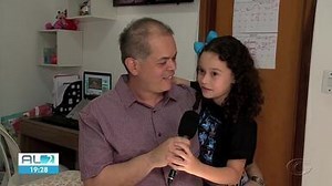 Pai fala sobre como teve a vida transformada para ajudar filha com autismo