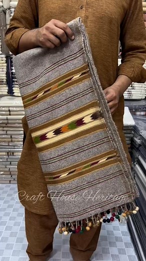 6.6K views | روایتی انداز میں بنائی گئی ہاتھ کی بنی ویڈیرا اسٹائل بھیڑ کی اون کی شال، مردوں کے لیے خاص، نرم، گرم اور باوقار لک کے ساتھ۔ سردیوں میں وقار اور روایت کا حسین امتزاج | Craft House Heritage | Facebook