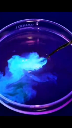 Chemical reaction that produces light 🤯🧪 #science #sciencefacts #experiment #chemistry #shorts