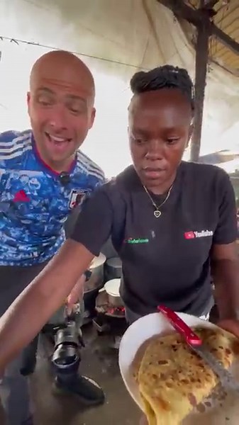 kenyan rolex: chapati omelette street food!