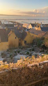 👋 join us for a frosty, festive walk around Royal Burgh of Culross NTS! A picturesque village bordered by the flint-hued River Forth, Culross is the most complete example of a seventeenth and eighteenth-century burgh in Scotland. Its unique appearance has remained relatively unchanged in the last three hundred years or so and today, Culross is camera fodder – a charming patchwork of storybook-like buildings that are loved by visitors, photographers and location scouts alike. The white-harled ho