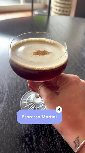 ESPRESSO MARTINI ☕️ ⁣ ⁣ Ingredientes⁣ ⁣ - 1½ oz Vodka⁣ - ¾ oz Kahlúa o Licor de Café⁣ - ¾ oz Espresso⁣ - Granos de Café o Café en Polvo ⁣ ⁣ ⁣ ⁣ ⁣ #chile #fyp #parati #espressomartini #expressomartini #martini #cafe #coctel #cocteles #cocteleria