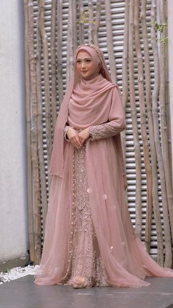 Masya Allah Tabarakallah… Alhamdulillah atas izin Allah, akhirnya Malaysia Series Vol.3 rilis juga 🥹🤍✨ Spesial dari @filizislamicbride dengan mengusung konsep melayu yang simple namun tetap syar’i dan elegant🥰 Dress ini dilengkapi dengan brukat premium, payetan khas dari @filizislamicbride dengan menggunakan payet jepang yang memiliki kualitas yang sangat bagus serta dress ini dilengkapi dengan ekor yang terbuat dari tile yang berfungsi untuk mengurangi dan menyamarkan lekukan tubuh🥰 Yuuk, w