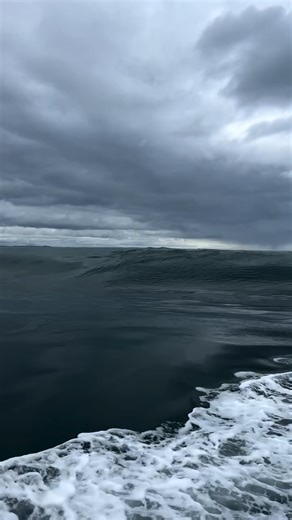 The Corryvreckan Cauldron is the world’s third-largest whirlpool 🌊 Derived from the Gaelic Coire Bhreacain, meaning 'cauldron of the speckled seas', this tidal phenomenon is famous for its strong tidal currents and standing waves. 🌪️ There are a few tour providers that can take you up close to this incredible phenomenon, including Islay Sea Adventures . You can now book tours for summer 2026 (places are limited)! Discover more boat providers on our website 👇 https://zurl.co/Z8WBU #WildAboutAr