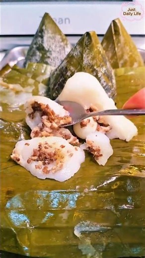 You Have to Try This Vietnamese Dish – Bánh Giò!