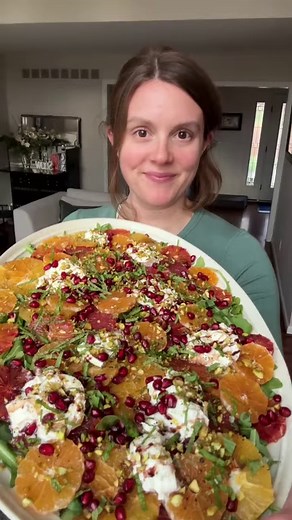 Citrus Burrata Salad for Day 5 of our Recipe Advent Calendar! 🍊🎄 Every holiday spread needs something light and refreshing, and this salad is IT ✨ It’s made with arugula, 4 kinds of citrus (grapefruit, orange, blood orange & clementines), burrata, pomegranate arils, pistachios, olive oil, pomegranate molasses (or balsamic glaze), mint, salt and pepper. It’s easy, beautiful and absolutely delicious! (And let’s be honest who doesn’t like burrata??) Bookmark the RECIPE below and follow Crowded Ki