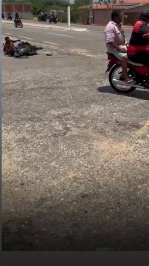 Ze Marcos Radialista on Instagram: "Baixador de vídeos do Instagram Baixe vídeos, reels, fotos, stories e IGTVs do Instagram online Download ￼ Conversão irregular provoca colisão entre motociclistas; vítimas têm ferimentos leves Agentes de trânsito passavam pelo local após atender outro acidente e prestaram socorro imediato Um acidente de trânsito foi registrado após um senhor realizar uma conversão no momento inadequado, provocando uma colisão frontal com outro motociclista. Apesar do impacto, 