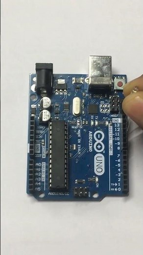 Arduino Uno powers LED blink #tutorial #diy #electronics #shorts