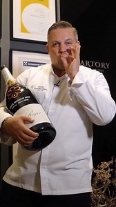 Am letzten Tag in Augsburg besuchen die Gastronomen Sternekoch Simon L. (43) in seinem "Sartory Restaurant". Die Erwartungen sind hoch an Simon. Der Koch hat einen entsprechenden Ruf, folglich wollen seine Gäste nun Kunst auf dem Teller sehen. Wird er die hohen Erwartungen auch tatsächlich erfüllen können?😁 #Clip #MeinLokalDeinLokal „Mein Lokal, Dein Lokal" - Mo - Fr. 17:55 Uhr bei Kabel Eins oder streamen auf Joyn! | Mein Lokal, Dein Lokal