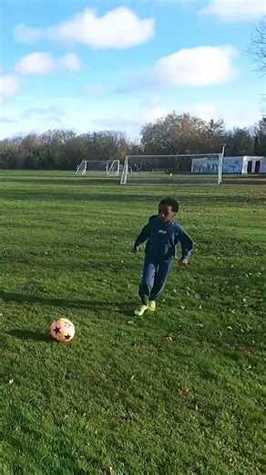 TOO MUCH SKILL!! Made him fall over 🤣🤣⚽️