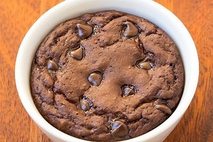 The 1-Minute Protein Mug Cake You’ll Make Every Night