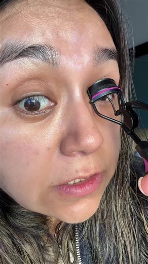 Glow Hub lash curler safely hugs your lash line for an even, lifted fringe With spare pads included it’s the foolproof tool for a quick eye lift #enchinador #eyelashes #pestañas #variedadmexicana #suravichinita