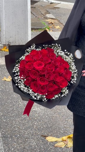 Fleuriste damitie on Instagram: "Un bouquet de roses rouges est un symbole élégant et passionné de l’amour. Son éclat vibrant et sa signification intemporelle en font un choix puissant pour exprimer vos sentiments à une personne chère ❤️ . . . . . #amour #love #jetaime #fleur #fleurs #fleurie #flowers #bouquet #fleuriste #fleuristemariage"