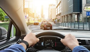 Mașini electrice fără permis: ce modele poți conduce de la 14 ani în România