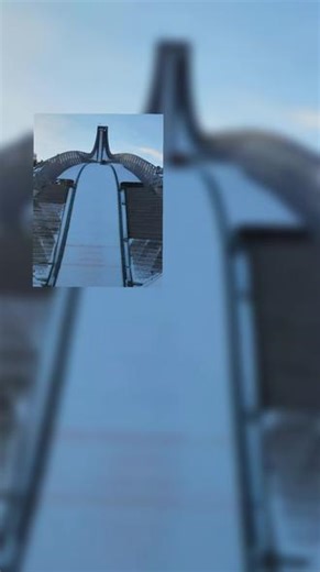 这是位于挪威奥斯陆的霍尔门考伦滑雪跳台（Holmenkollen Ski Jump），也叫 Holmenkollbakken。它是世界上最著名的滑雪跳台之一，也是奥斯陆的标志性建筑。这个现代钢结构的跳台建于2010年，顶部的观景台可以俯瞰奥斯陆市区和奥斯陆峡湾的壮丽景色。
