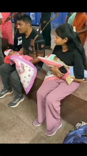 🚨Heartbreaking Tragedy at Koderma Station: Negligence and Haste Claim a Mother's Life, Leaving Two Infants Orphaned. Incident: A 24 year old mother lost her life due to the dangerous attempt to catch a train, further exposing the stark lack of safety vigilance at our railway platforms.The image of the two innocent infants left motherless in the arms of strangers is the most painful sight of this tragedy. The picture of these helpless, crying children has shattered hearts across the countryStati