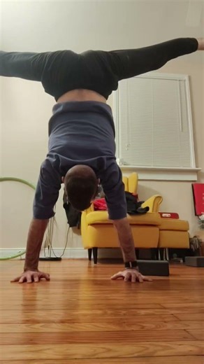 #handstandflow #handstandhold #presstohandstand #elbowlever #handstandworkout #handstandnation #yoga