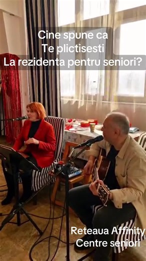 Nu e doar un concert. E o sala plina de amintiri, emotii si aplauze sincere. 🎶❤️ La Affinity, muzica aduna generatii, trezeste povesti si readuce zambete pe chipurile seniorilor nostri. Fiecare cantec e o intoarcere in timp. Fiecare aplauz e o dovada ca bucuria nu are varsta. Pentru ca respectul pentru seniori nu se spune. Se arata. In fiecare zi. ❤️ Daca si tu crezi ca parintii si bunicii nostri merita astfel de momente, lasa un comentariu cu „RESPECT”