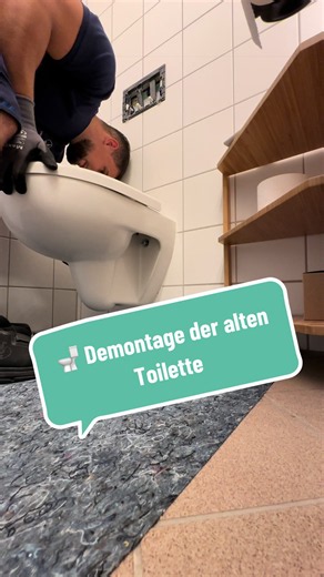 Aus Alt mach Neu! 🚽➡️✨ Alte WC-Schüssel entfernt, jetzt läuft die Vorbereitung für die neue Installation. Das Ergebnis kommt bald! 🔥 #Transformation #Badezimmer #Baustelle #Renovierung #SHK