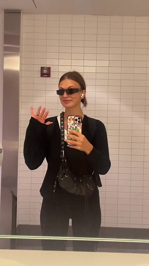 Perfect Travel Gift for Besties: Samsonite Suitcase Review