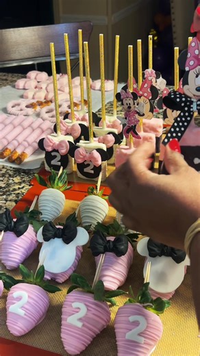 Minnie Mouse Sweet Treats: Kid's Party Ideas