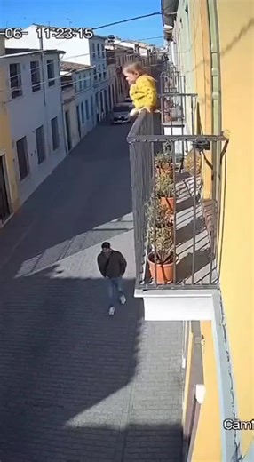 ¡Un héroe en la calle! Niño atrapado en caída dramática