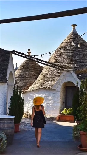 I Trulli di Alberobello, Puglia. Il trullo (o i trulli plurale), è un tipo di costruzione conica in pietra a secco tradizionale della Puglia centro-meridionale. I trulli venivano generalmente edificati come ricoveri temporanei nelle campagne o abitazioni permanenti per gli agricoltori. Buona parte dell’agglomerato di Alberobello nella città metropolitana di Bari è costituito da trulli (come fino agli anni Cinquanta il comune di Villa Castelli in provincia di Brindisi). Il trullo costituisce un p