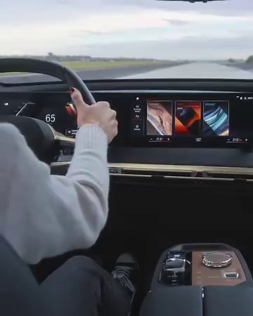 【BMW M Launch Control 在靜止起步的一刻提供最大加速力】 延續 BMW M 強悍賽車血脈，BMW 傾力硏發的 M Launch Control 功能將潛藏的爆發力發揮得淋漓盡致。只需於 BMW My Modes 駕駛模式中選取 Sport 模式後，踩着剎車，並踩下加速腳掣，即可啟動 M Launch Control功能，觸發獨有 BMW 電動摩打震動 - 現在，鬆開剎車，瞬間體驗 BMW iX M60 高達 1,100 Nm 的驚人扭力，時速由 0 至 100 公里僅需 3.8 秒，完美展現動感狂放的力量。 #BMWHK #BMWHONGKONG #BMWi #BMWiX #BornElectric #MMonday | BMW Hong Kong