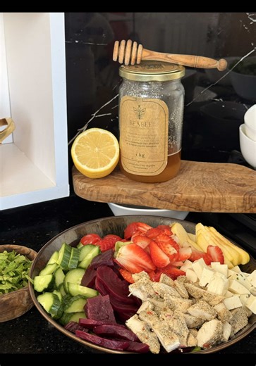 هذي Recette سلاطة ساهلة وبنينة تنفع برشة لِلّي يعانيو من فقر الدم، وتجمع بين مكوّنات غنيّة بالمنافع مع لمسة مميّزة من عسل التابل إلي يعطي بنّة ويزيدها في القيمة الغذائية 🍯🥗 علاش نزيدو عسل التابل؟ \t•\tيعطي طعم مميّز وخفيف \t•\tمصدر طبيعي للطاقة \t•\tغني بمضادات الأكسدة \t•\tيكمّل السلاطات والوصفات الصحية بطريقة بنينة مغرفة من عسل التابل تحوّل السلاطة العاديّة إلى طبق صحي أكثر، وتزيدها بنّة بلمسة طبيعية. Les ingrédients : - laitue - tomates cerises - concombres - betteraves rouges cuites - esca