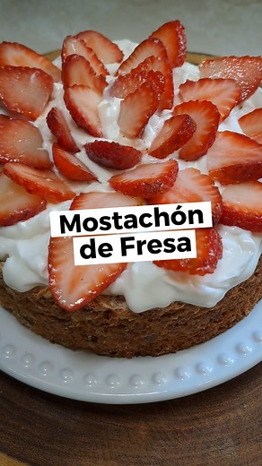 Mostachón de Fresa #mostachon #recetas #postres 3 Claras de Huevo 1/2 Taza de Azúcar 1/2 cucharadita de polvo para hornear 1/2 cucharadita de vainilla 1 pizca de sal (batir muy bien hasta obtener una consistencia de "picos") 1 paquete de galletas saldas (ritz, crackets, etc) 1/2 taza de nuez (integrar al merengue) Betún: 1 queso crema 1/3 taza de crema 1/3 taza de azucar glass Jugo de 1 limón 1 cucharadita de vainilla Decorar con Fresas | Isa Guisa
