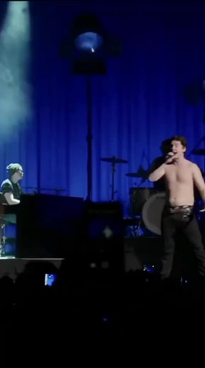 Zoya Azadeh သည် TikTok ပေါ်တွင် ရှိသည်