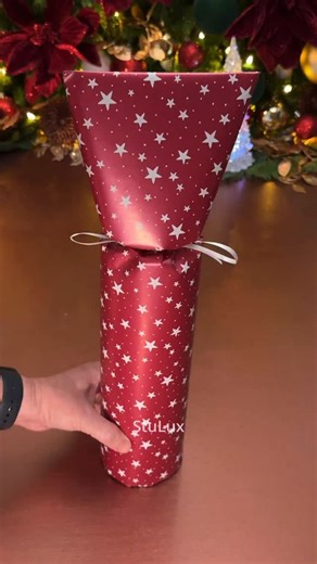 🎄🎶🎊 Christmas Gift Wrapping 💫🎵🎁 👉 COMMENT ‘SLOW’ if you need a STEP-BY-STEP tutorial for this wrapping technique 🎥 Images Captured and Edited by @stulux_ 🎶 Music in this video is licensed through Epidemic Sound #christmas #christmascountdown #wrappinghacks #281stulux | StuLux Gift Wrapping