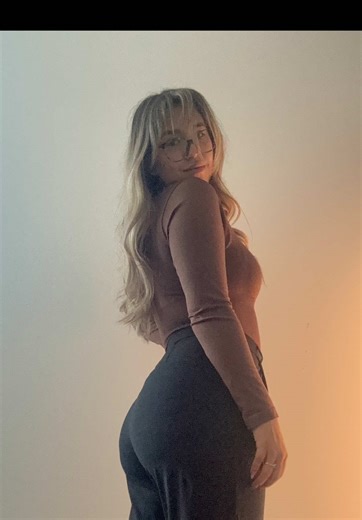 Diese Halara Hose ist wirklich perfekt fürs Office 🤍 Sie ist super stretchy, mega bequem für lange Arbeitstage und macht gleichzeitig eine richtig schöne Figur. Genau diese Mischung aus Business-Look und Komfort liebe ich so daran. Sie fühlt sich fast wie Leggings an, sieht aber total polished aus. Kleiner Tipp: Sie fällt von der Länge her etwas kürzer aus, also darauf achten, wenn ihr längere Beine habt. Trotzdem mein absoluter Go-to fürs Büro ✨ #halara #officeoutfit #workwear #fashionfind #ti