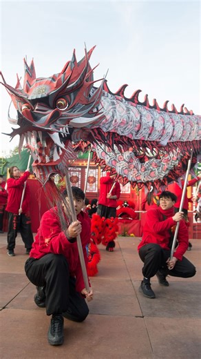 📆 | AGENDA | Découvrez les coulisses du spectacle du Nouvel An Chinois 2026 ! Préparez-vous à célébrer le Nouvel An Chinois le dimanche 22 février ! Cette année, nous entrons dans l’année du Cheval de Feu, une combinaison rare et puissante qui n’apparaît que tous les 60 ans. Au programme : À 11h, animations, danses traditionnelles, ateliers et surprises sur la place du Marché De 12h à 15h30, stands de loisirs créatifs, jeux asiatiques, démonstrations scéniques et ateliers culinaires à l’Espace