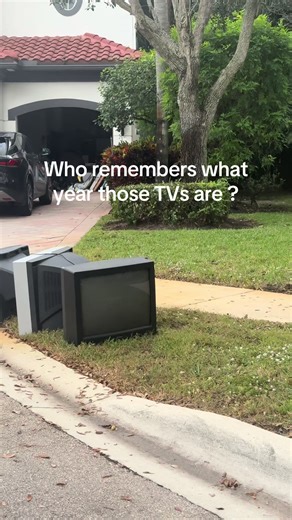 TV 📺 from back 1990s I don’t even know the people still have them 🤷‍♂️…..#TV #old #back #oldschool #interesting