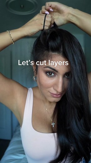 #selfhaircut #diyhaircutlayers #haircut #diyhaircut #bouncyhair #ShowUrGrillSkillz #hairtok #hairtrends2022 #haircuttutorial #selfhaircutchallenge #fallhair #fyp #viral