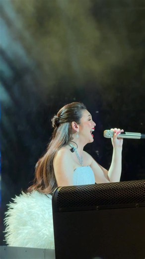 Crazy, CRAZY high notes!!! 😭 Never thought Sana Maulit Muli could sound EVEN BETTER, but Regine really said let me prove you wrong. THE VOCALS!!! 🥹🔥 #RegineFinaleConcert #RegineVelasquez #RVAFinaleConcert