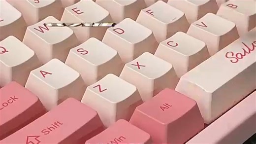 百元键盘T-123，超静音设计，续航长达6个月，老刘用后赞不绝口，办公娱乐都顺畅。