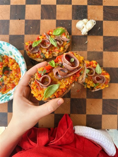 Bruschetta alla piemontese: peperoni e acciughe ❤️✨ Preparala subito con la nostra Cooker Girl Ingredienti: 6 fette di pane casereccio 2 peperoni rossi 2 peperoni gialli Maggiorana e basilico q.b. Acciughe sott’olio di ottima qualità Aglio Sale Aceto Oleamo per bene i peperoni quindi grigliamoli fino a bruciacchiarne la buccia. Possiamo farlo al bbq, in friggitrice ad aria a 200 gradi o in forno ventilato a 220, o ancora direttamente sulla fiamma del fornello. Trasferiamoli quindi subito in un s
