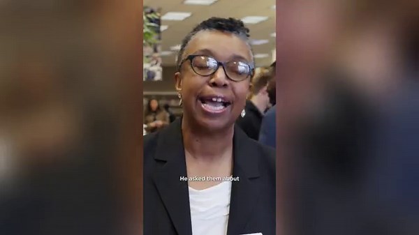 'Santa' Obama surprises Chicago students with storytime visit