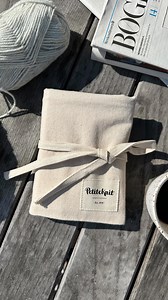 Det her har jeg glædet mig til at vise jer! Snart lanceres en helt ny serie af strikkepindeetuier i mit strikkeunivers 🫶🏻 Knitter’s Needle Case hedder de og kommer i fire forskellige versioner: et til udskiftelige rundpinde (det jeg viser her), et til rundpinde med fast wire, et til strømpepinde, og et til lidt af det hele til at have med på farten 🤎 Mindre kunne ikke gøre det, for strik er og bliver en udstyrssport, og nogle strikkere sværger til udskiftelige rundpinde, mens andre sværger ti