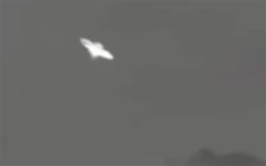 震撼!UFO展示高超的飞行技术