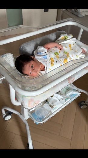 887K views · 10K reactions | Ẻm đang hóng ô bà bô qua đón đây mà  #baby #cute #newborn | 9 THÁNG 10 NGÀY | Facebook