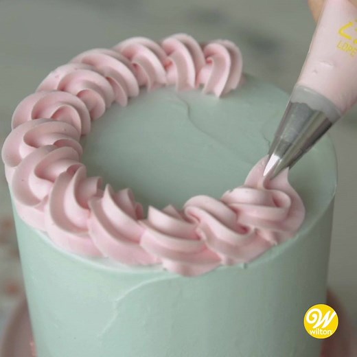 Make your cake impressive with this fancy 1M tip spiral border! Though it may look challenging, it’s easy to pipe a continuous spiral of icing all around the cake for a fabulous finish! Easy and impressive is a double win for you! Find the written instructions here: http://ow.ly/BVM550yXAMu | Wilton Cake Decorating