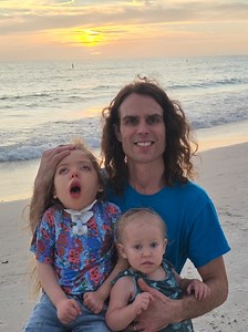 An amazing time at the beach for the sunset with River and Daisy 🌞 #heartswithriver #riverthephoenix #jamesmonroetv #specialneedsfamily #beachtime
