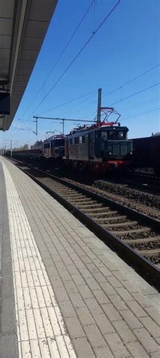 E44 044 mit E94 088 mit einen Fotozug bei der Durchfahrt in Radebeul Ost #E44 #E94 #BR144 #BR194