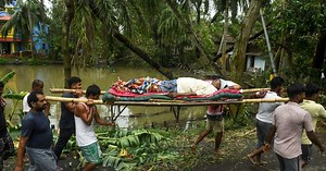 Cyclone kills scores in India