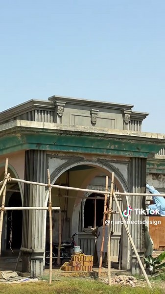 Classical Architecture: Corinthian Columns & Cornice Design